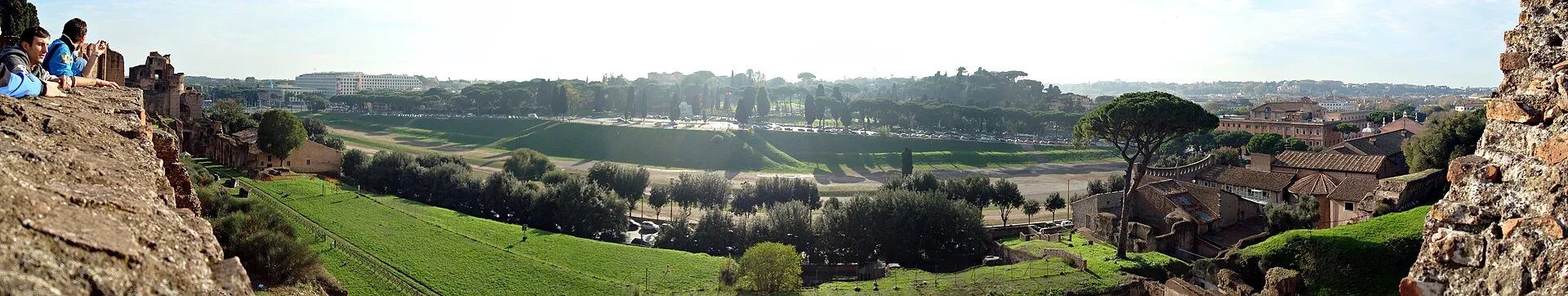 La vallée du Circo Massimo à Rome vue depuis les ruines du Palatin, avec ses pelouses et la colline de l'Aventin en arrière-plan