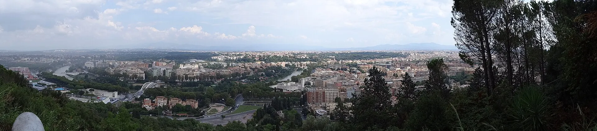 Panorama de Rome vu depuis le Monte Mario, toits, coupoles et le Tibre au loin