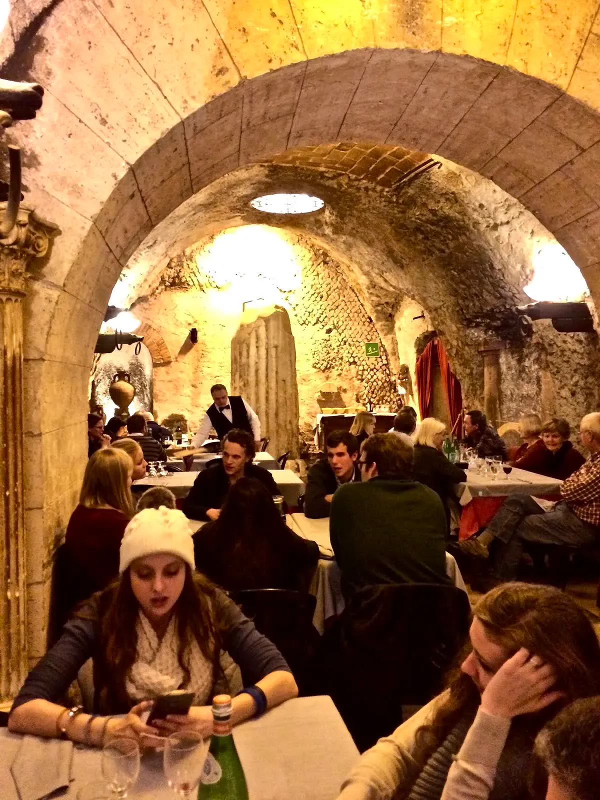 Les salles voûtées du ristorante Pancrazio, blotties sous les arcs de pierre et de brique des restes du théâtre de Pompée, avec ses tables occupées et ses serveurs en gilet noir
