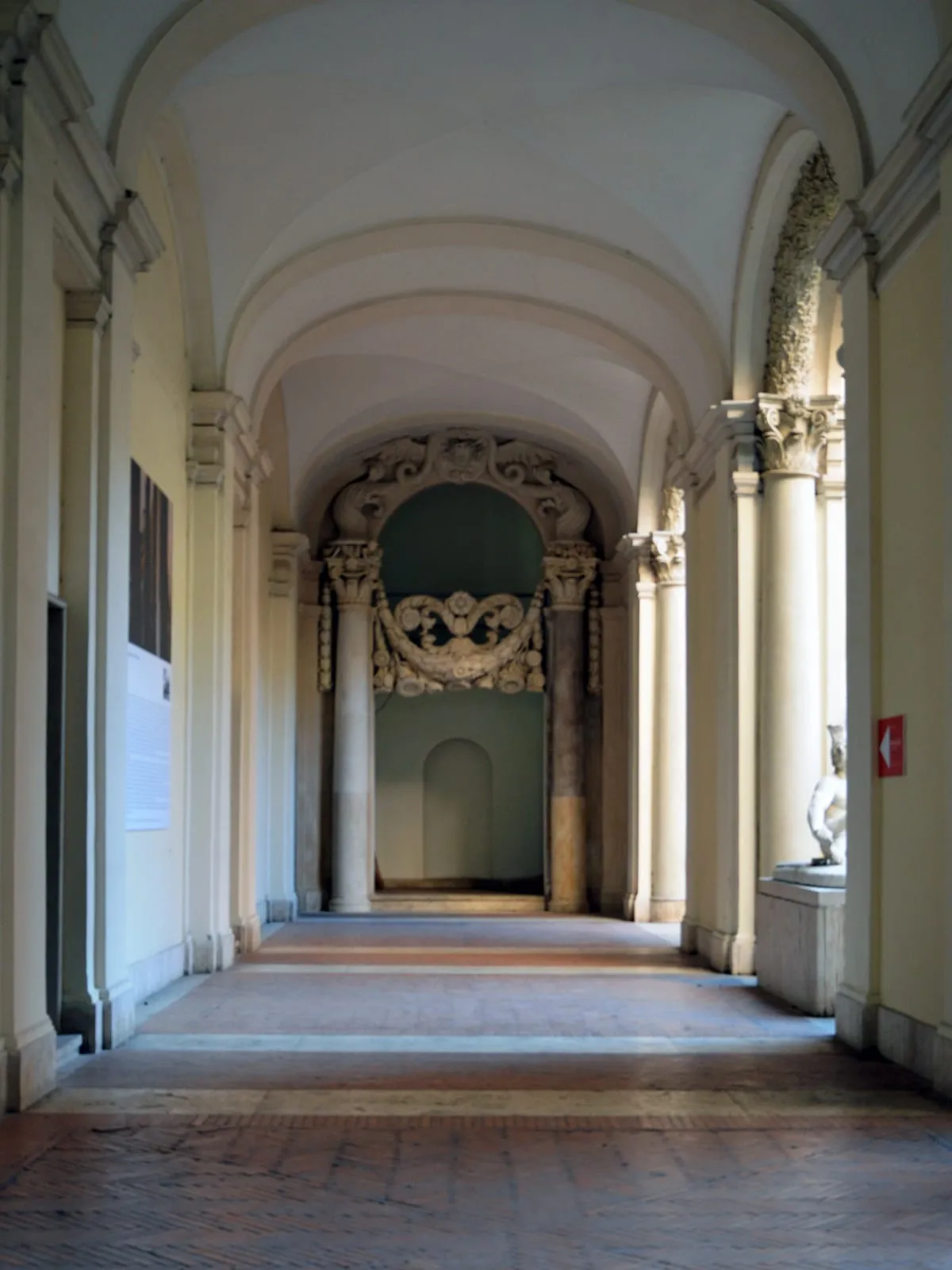 Le passage voûté du Palazzo Carpegna, siège de l'Accademia Nazionale di San Luca à Rome