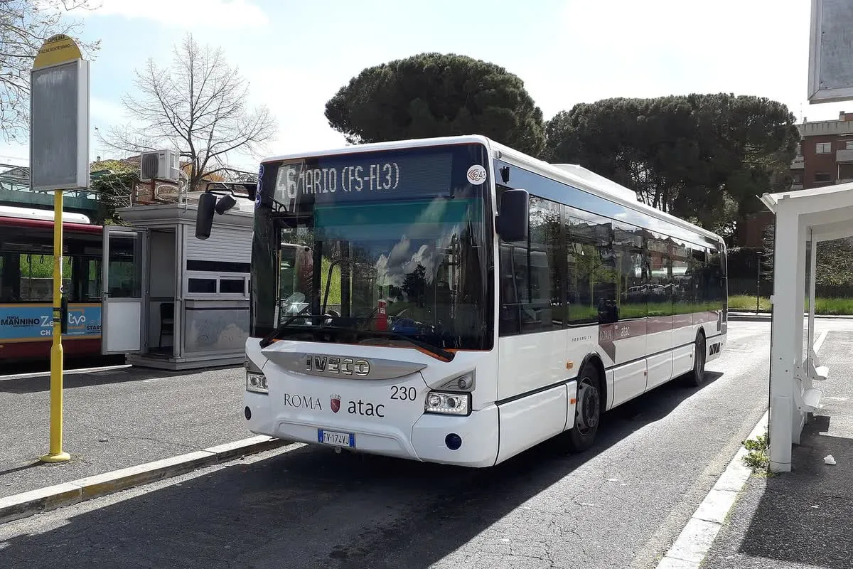 Un bus urbain des transports publics romains Atac en circulation dans Rome