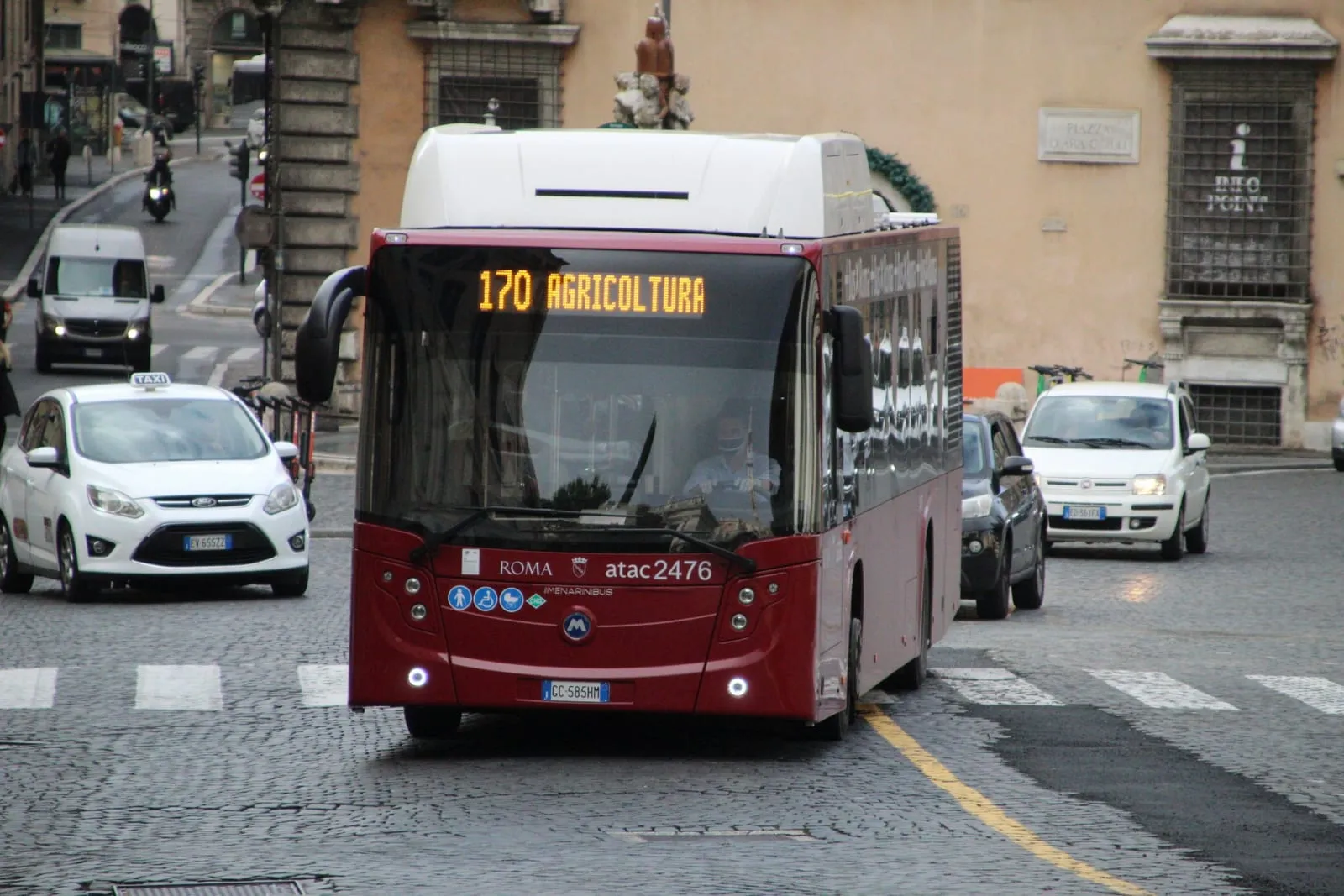 Un bus de l'ATAC dans le centre de Rome, près de la place Saint-Jean-de-Latran
