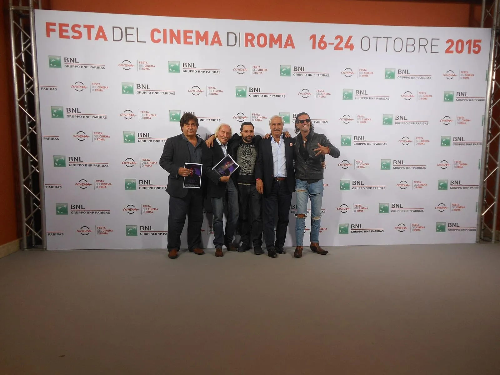 Un photocall de la Festa del Cinema di Roma, devant le mur aux logos du festival