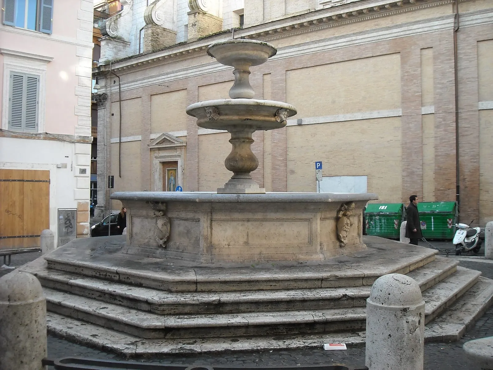 La fontaine de la piazza Madonna dei Monti, dans le rione Monti à Rome