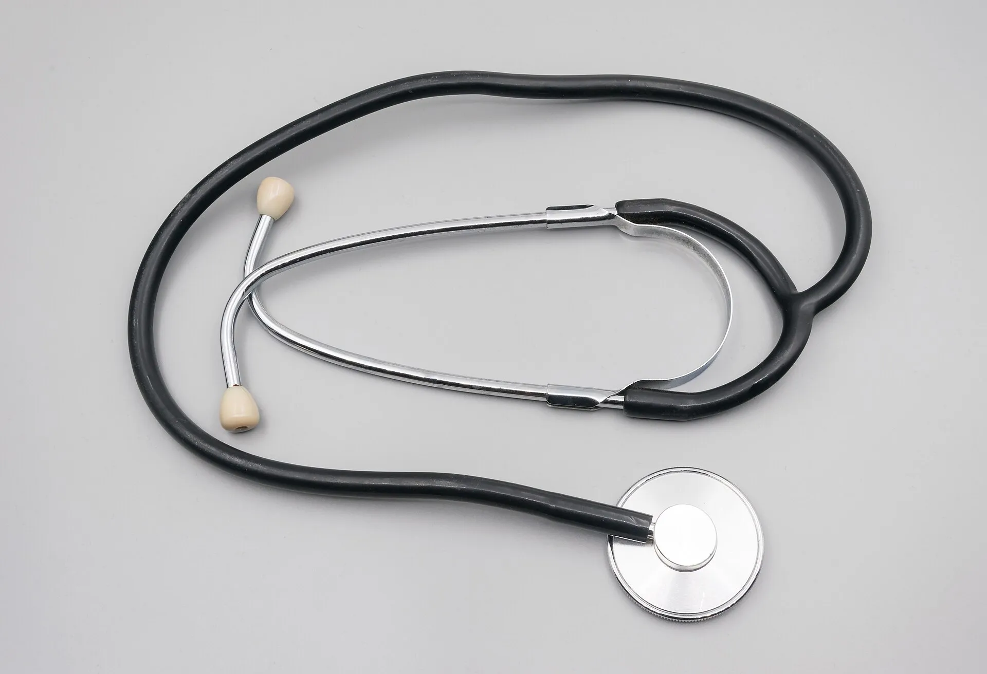 Un stéthoscope posé sur un bureau de consultation