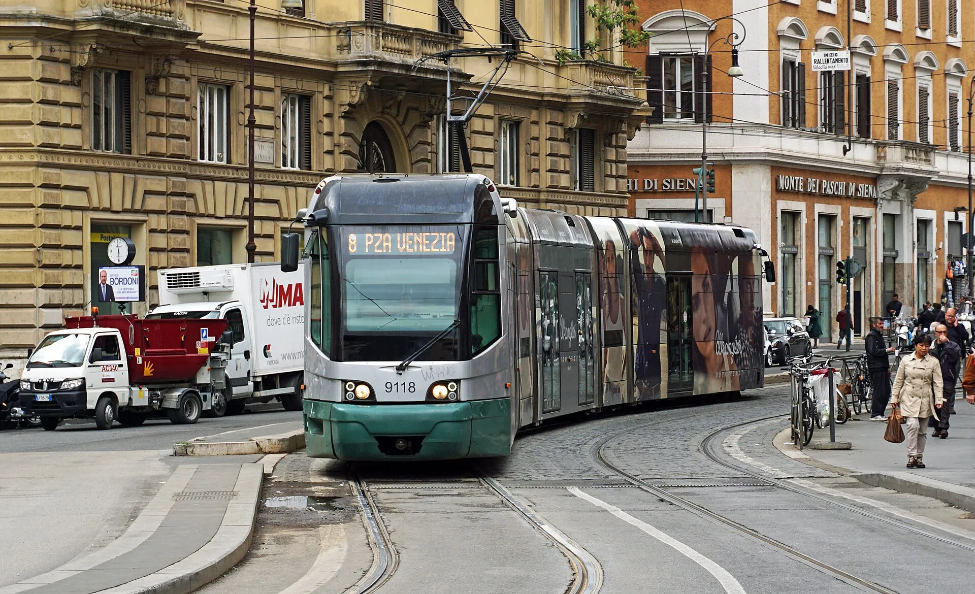Un tramway moderne de l'ATAC circule dans une rue de Rome