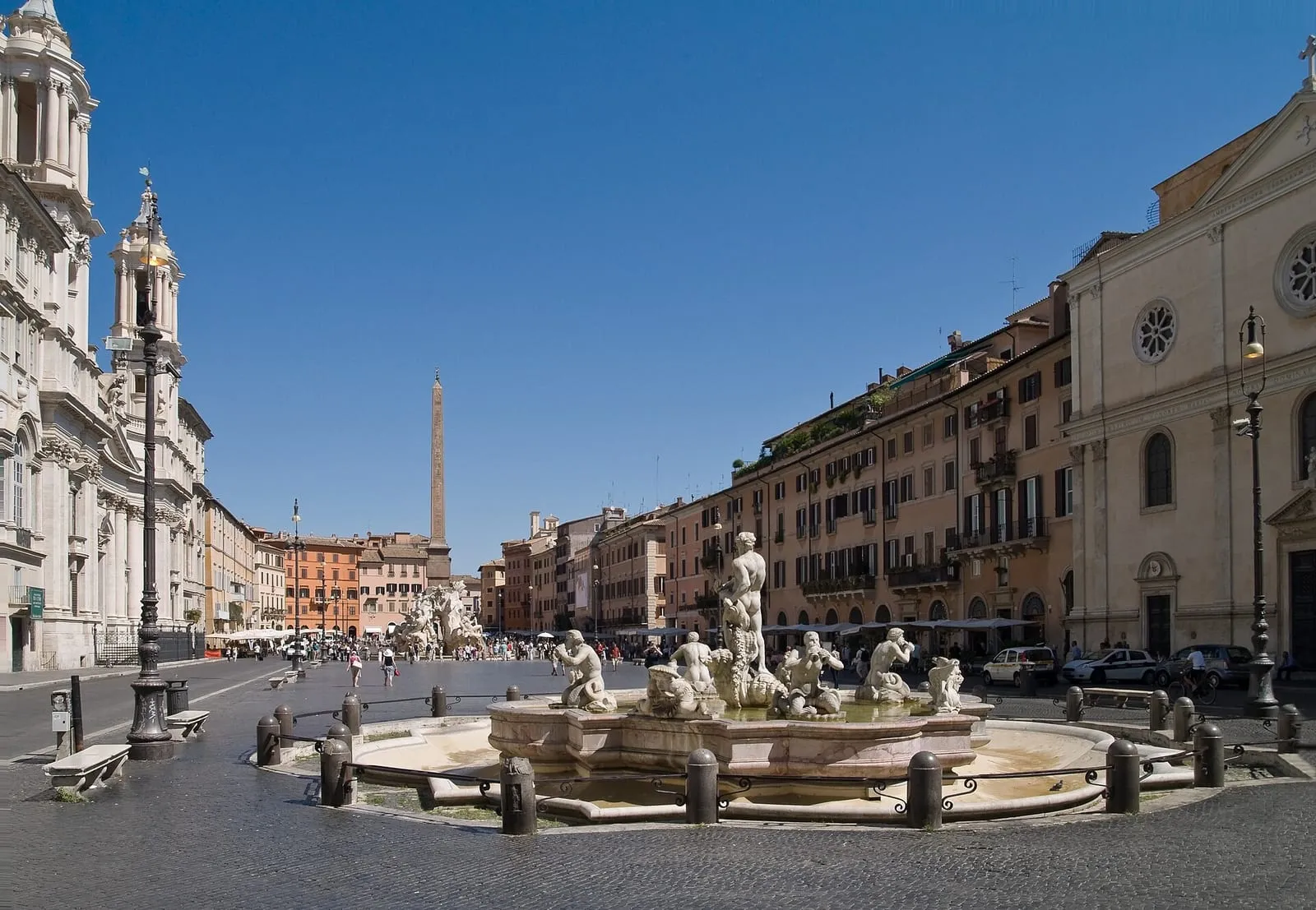 Piazza Navona vue depuis la fontaine du Maure, avec l'obélisque et l'église Sant'Agnese in Agone, sur une place sans circulation