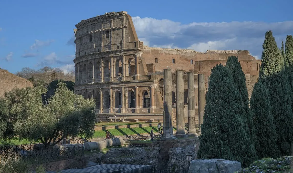 Le Colisée vu depuis le Forum romain à Rome