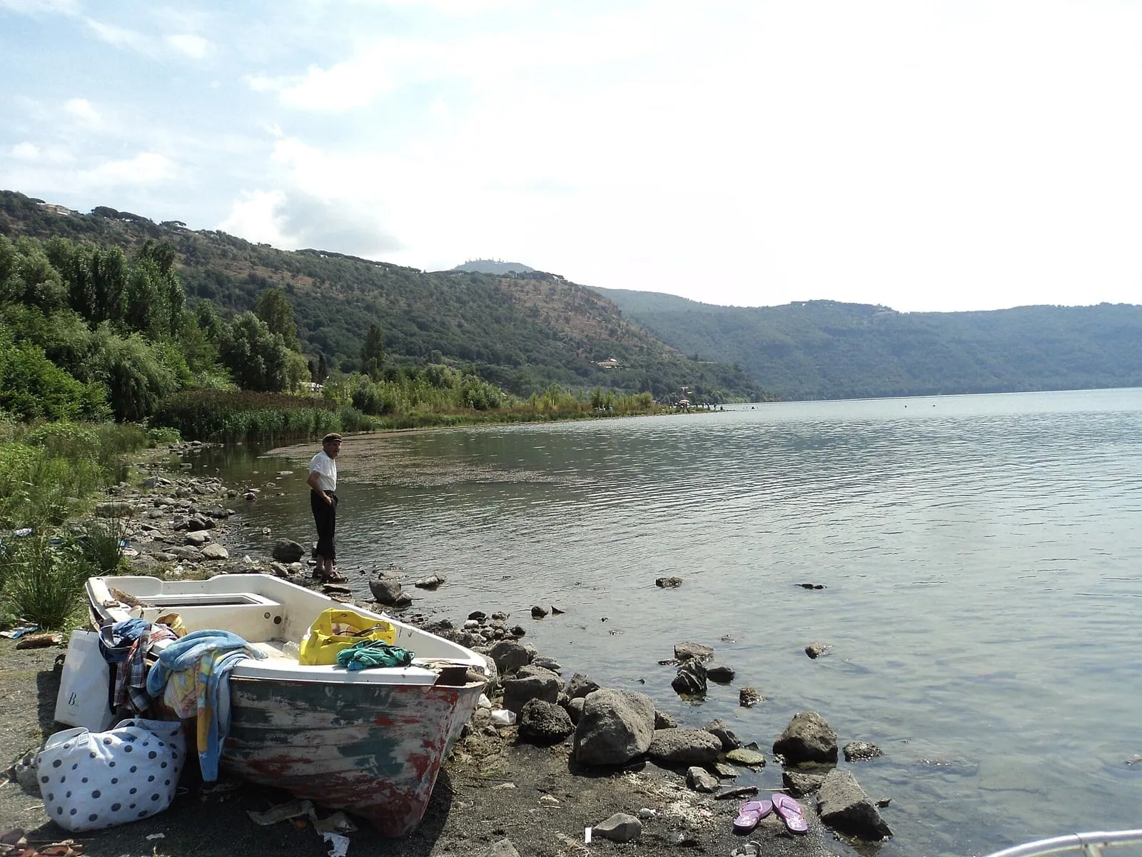Berge du lac d'Albano à Castel Gandolfo, une barque échouée au premier plan et la rive opposée en arrière-plan