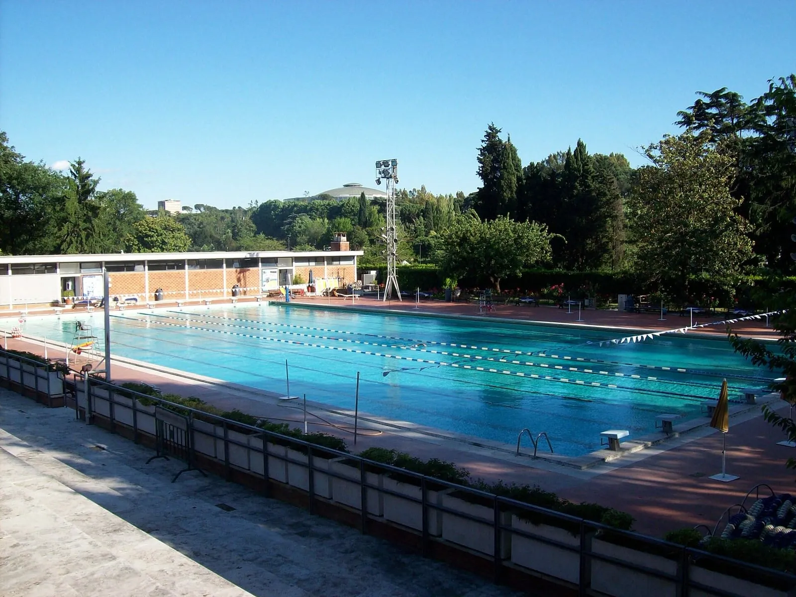 Grand bassin extérieur de la Piscina delle Rose à l'EUR, à Rome, avec ses couloirs de nage et ses chaises longues