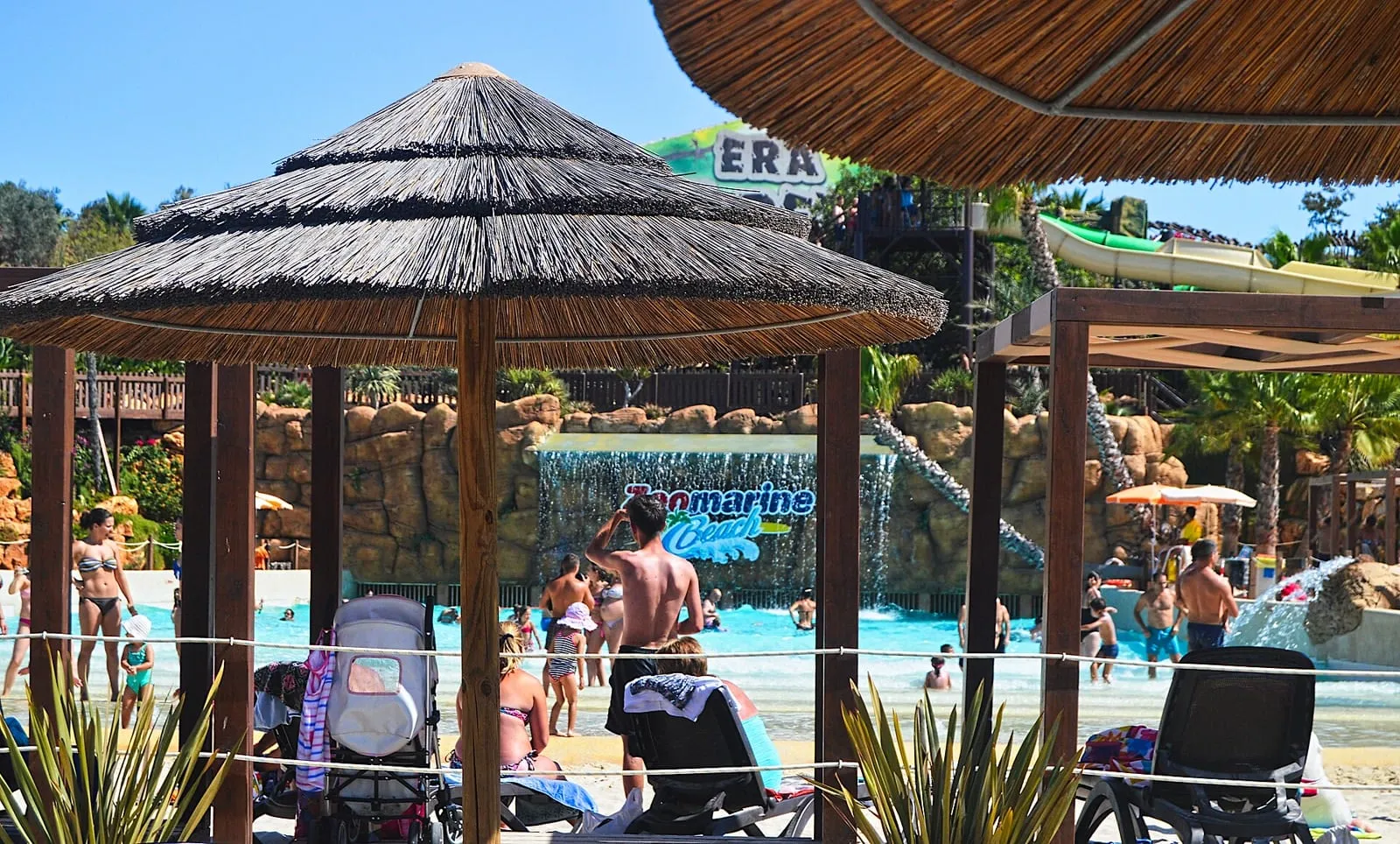 Zone de baignade et toboggan aquatique dans la partie plage de Zoomarine, près de Rome