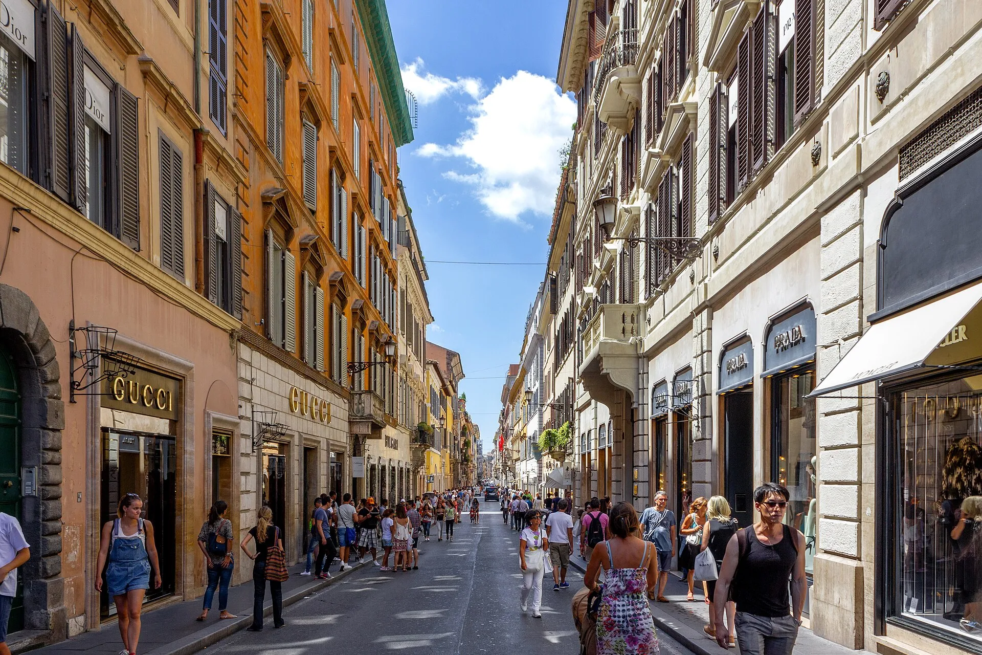 La via dei Condotti à Rome, rue du shopping de luxe bordée des boutiques Gucci, Dior ou Prada, animée de nombreux passants