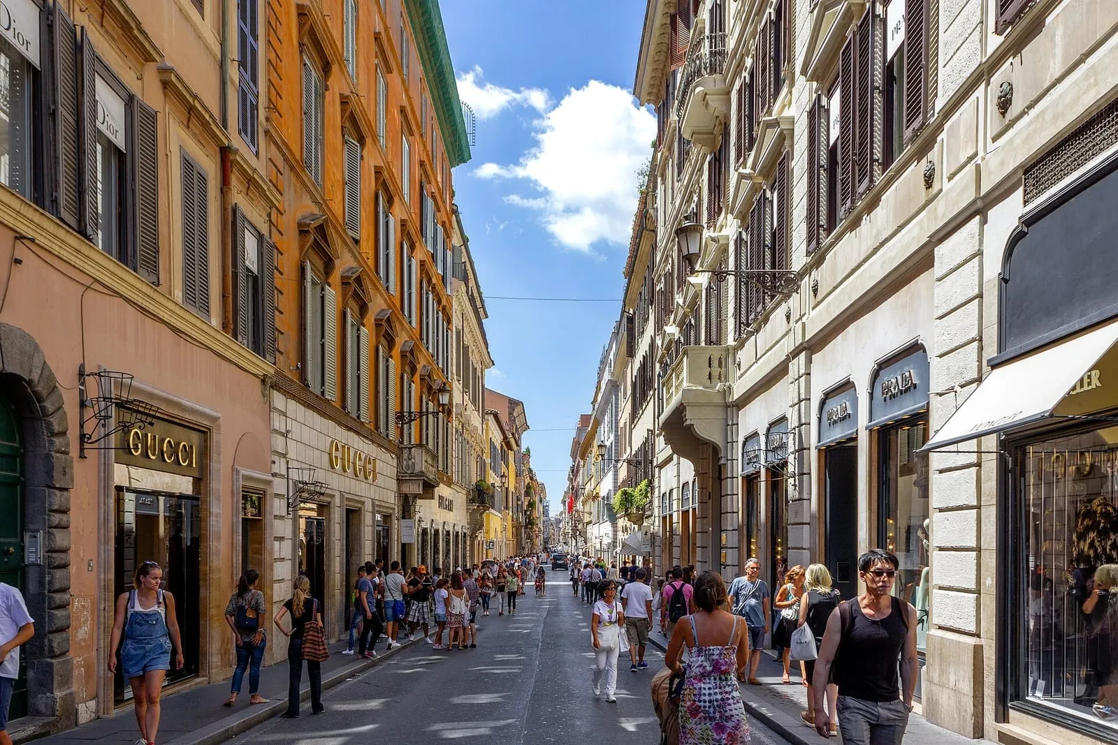 La via dei Condotti à Rome, rue du shopping de luxe bordée des boutiques Gucci, Dior ou Prada, animée de nombreux passants