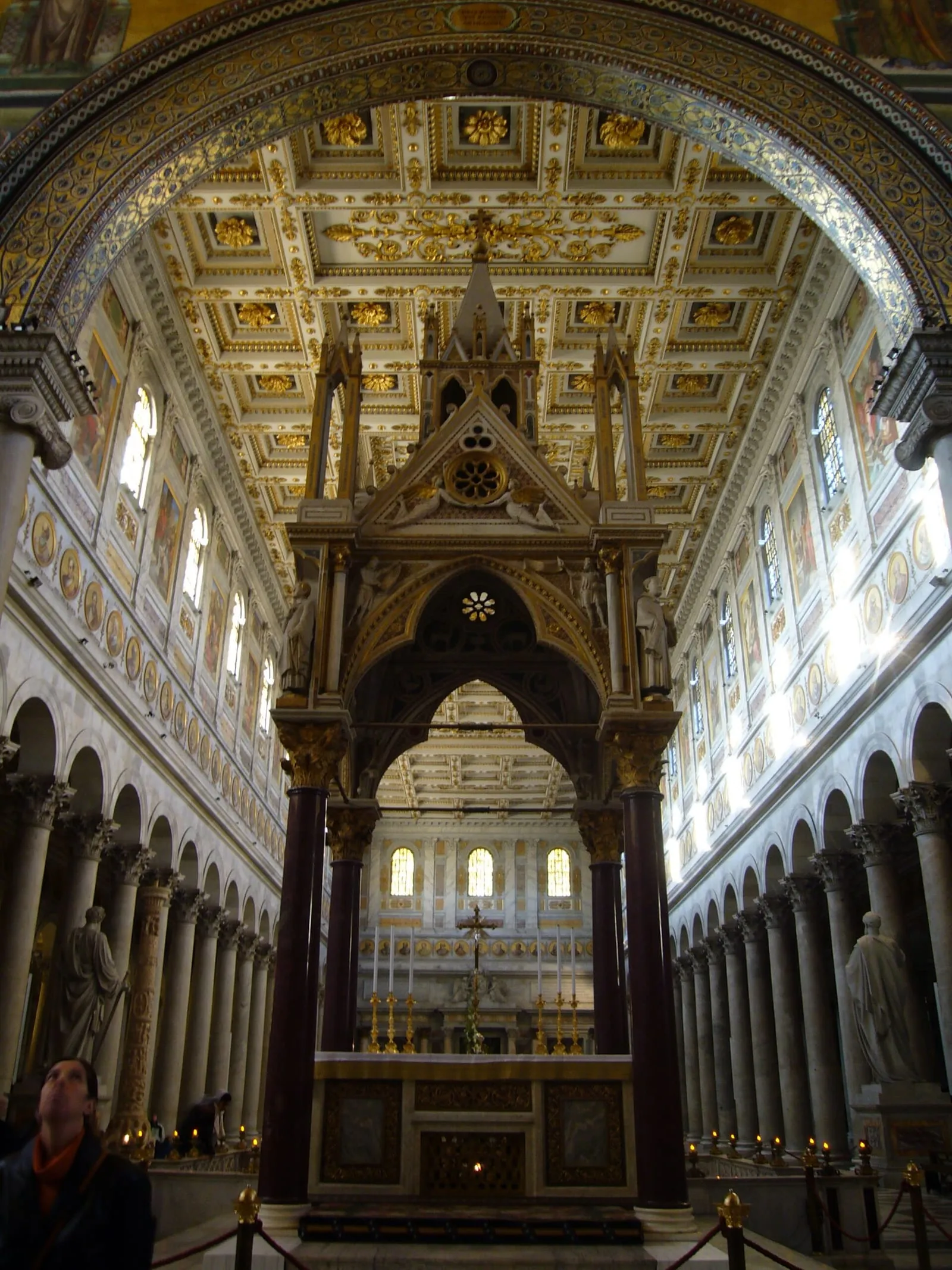 Le ciborium gothique d'Arnolfo di Cambio au-dessus de l'autel papal, sous le plafond doré, avec l'abside en arrière-plan