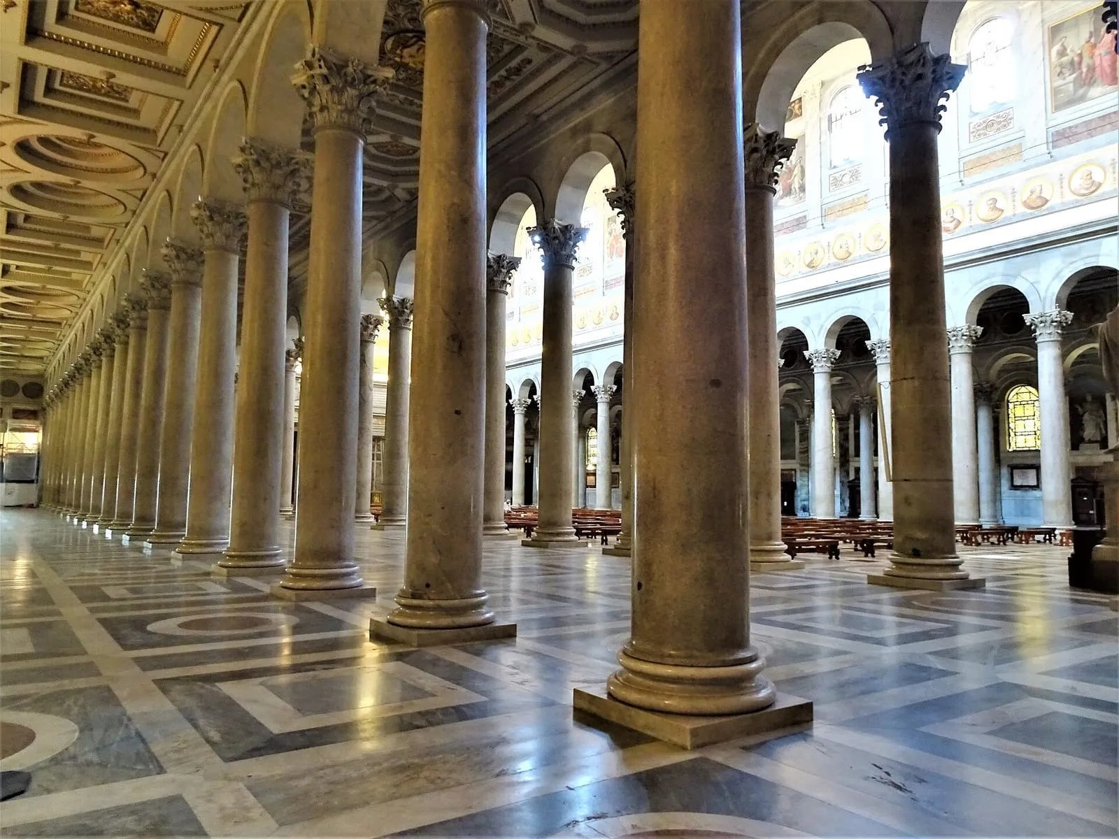 La nef centrale de la basilique Saint-Paul-hors-les-Murs, ses colonnes de granit, son pavement de marbres colorés et son plafond à caissons dorés