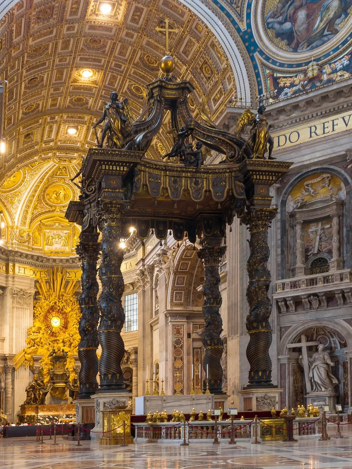 Le baldaquin du Bernin au-dessus de l'autel papal