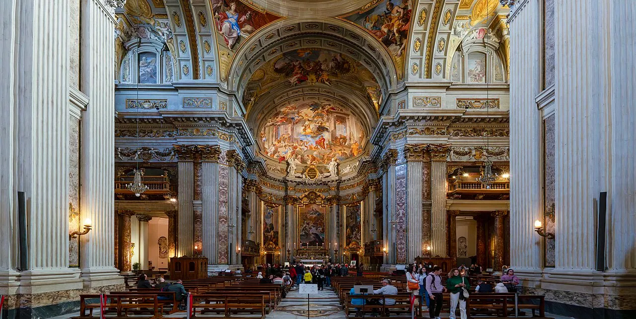 Nef de l'église Sant'Ignazio di Loyola à Rome, avec ses piliers de marbre polychrome et sa voûte peinte