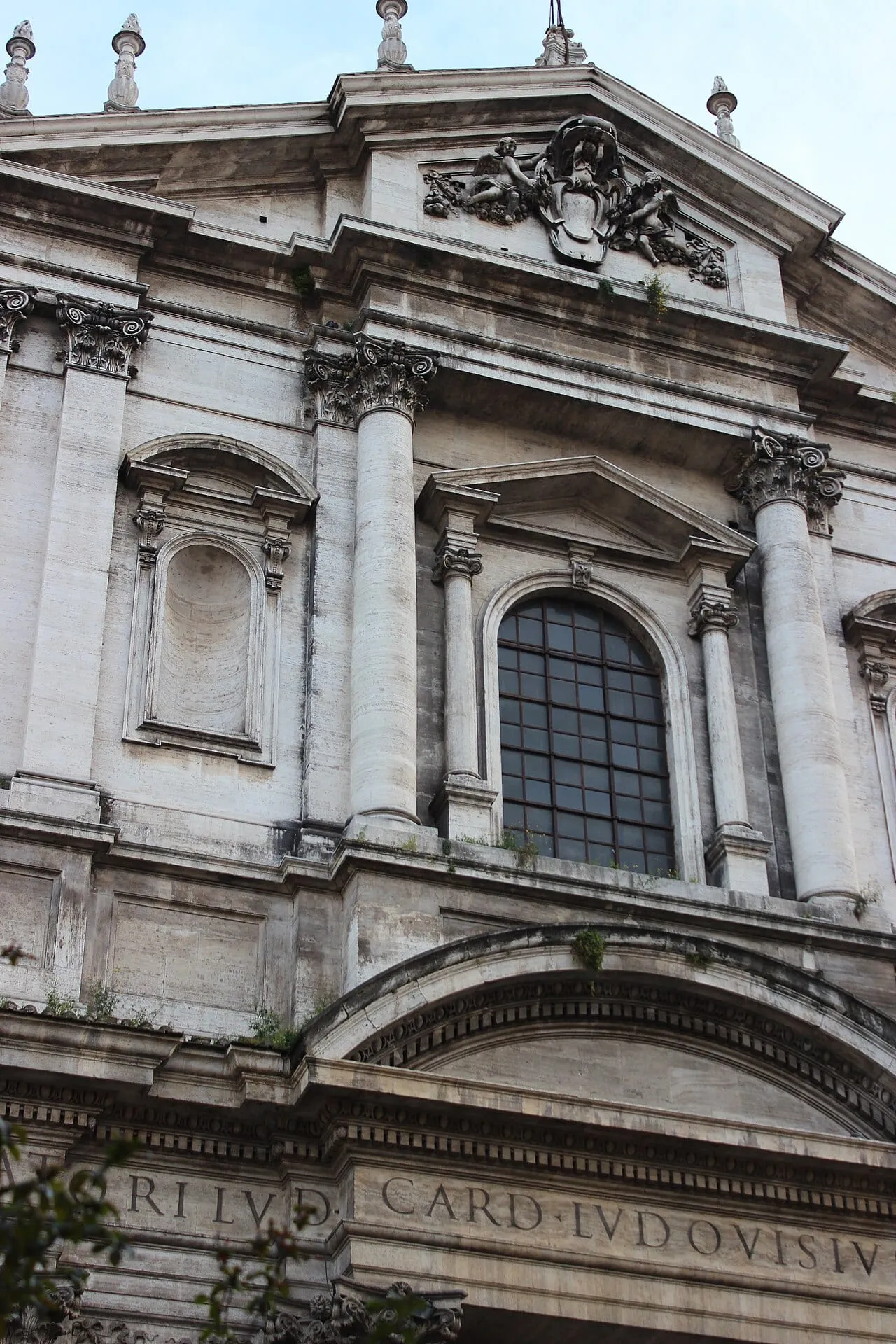 Partie supérieure de la façade baroque de Sant'Ignazio, sur la place du même nom à Rome