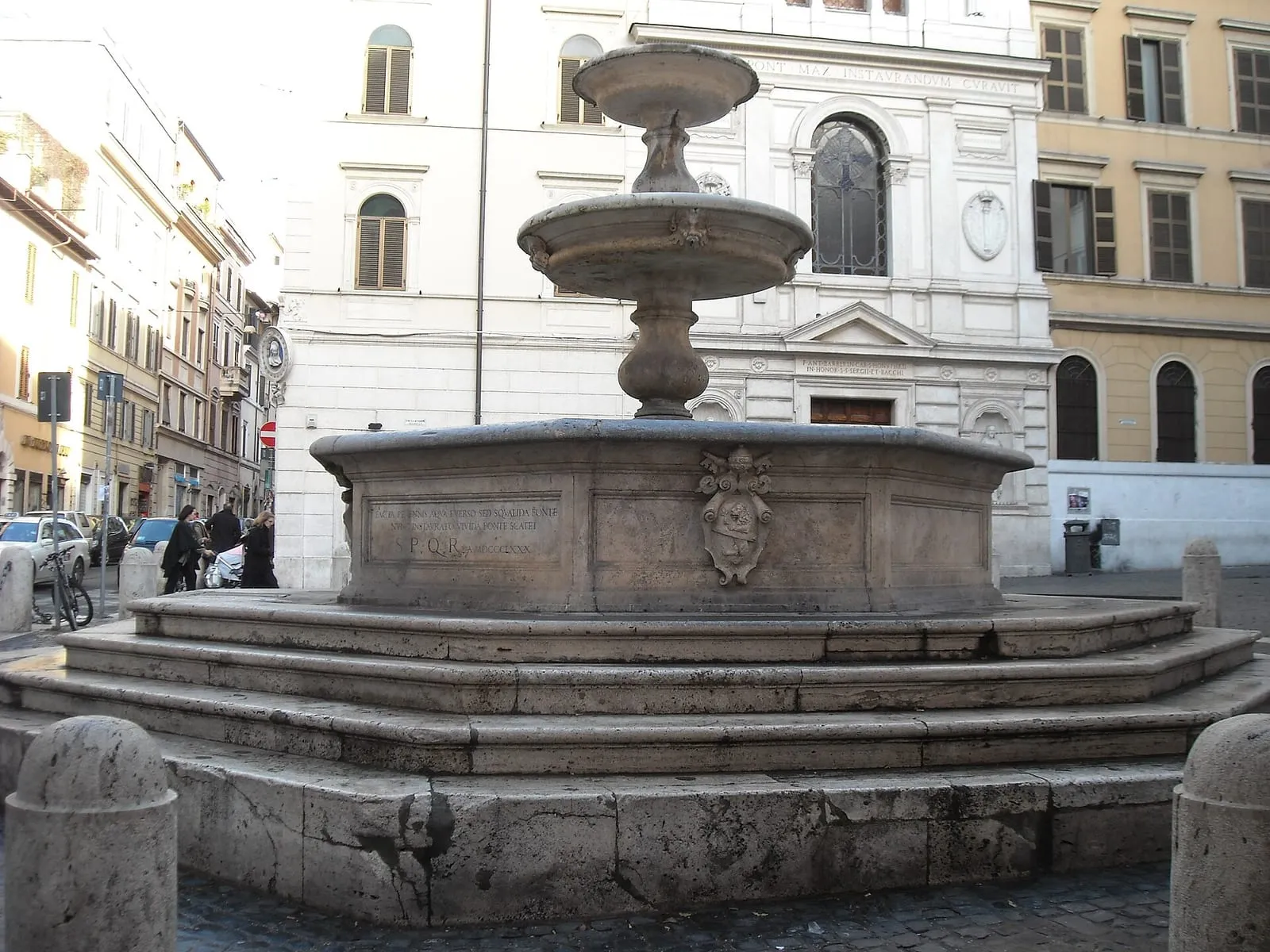 Fontaine à deux vasques de la piazza della Madonna dei Monti, dans le rione Monti à Rome