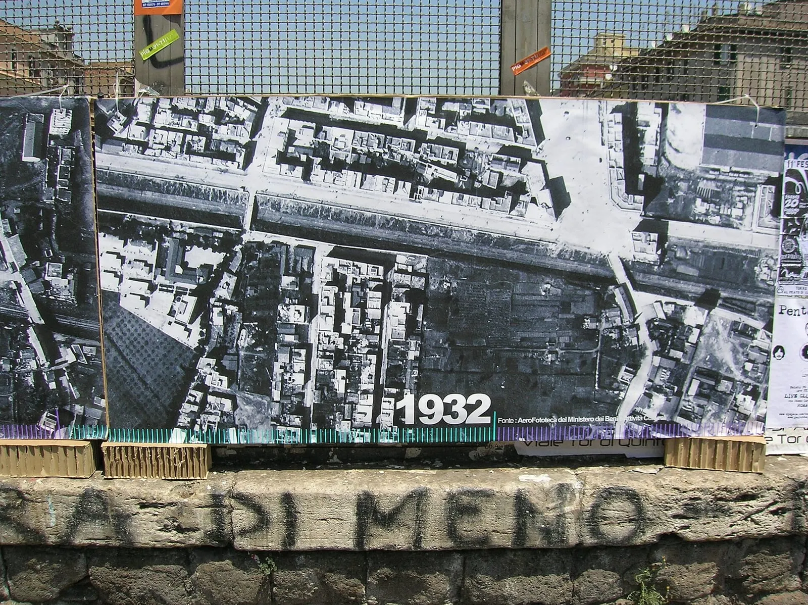 Panneau installé près du pont ferroviaire de la via del Pigneto montrant une vue aérienne du quartier en 1932