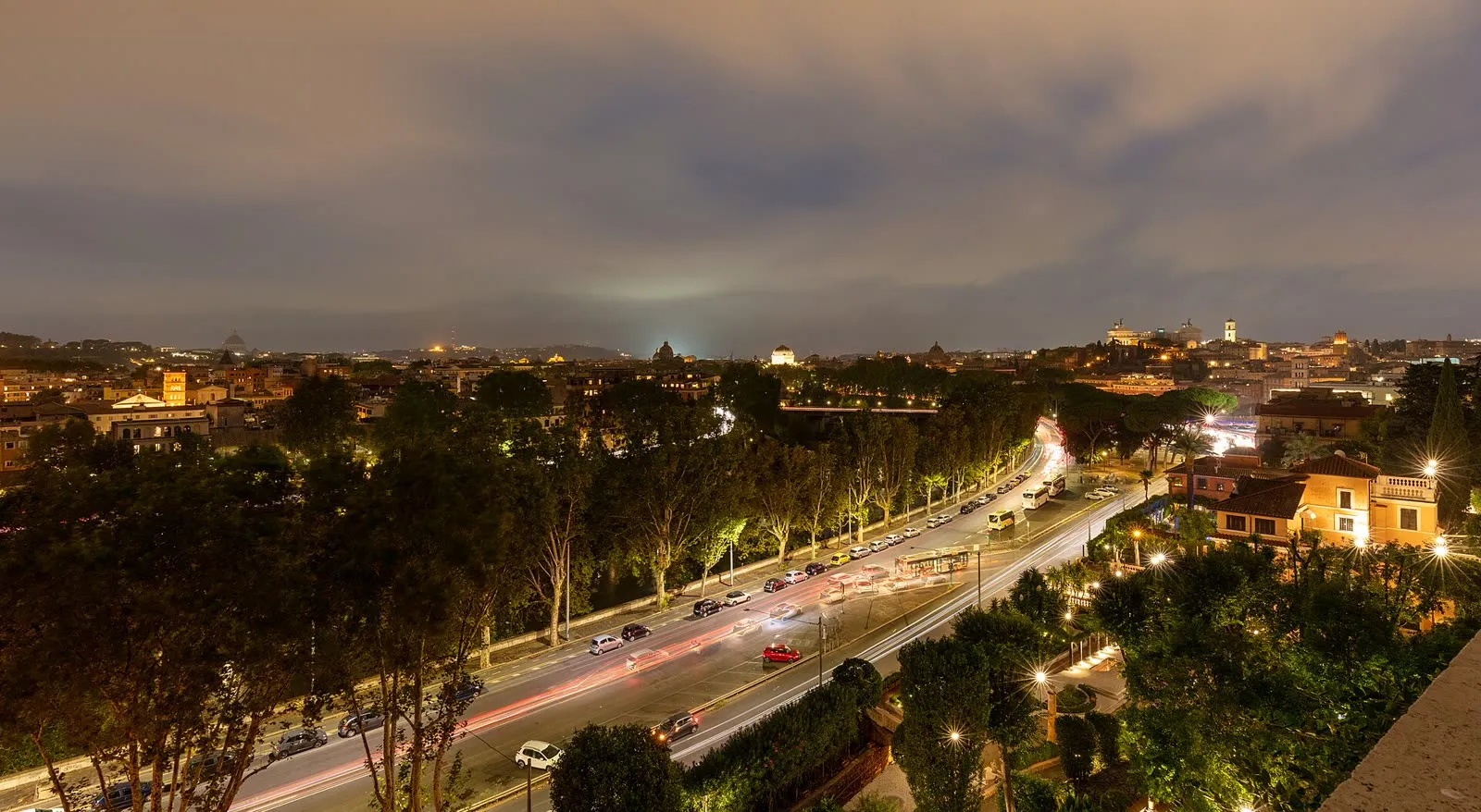 Vue nocturne sur Rome depuis le belvédère du jardin des Orangers, sur la colline de l'Aventin
