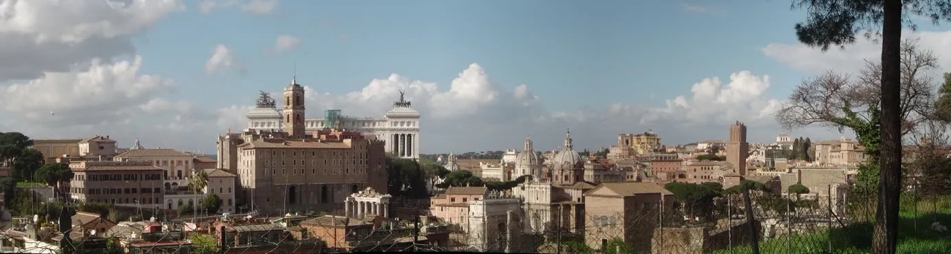 Vue panoramique du centre historique de Rome, dominée par le Capitole, l'Altare della Patria et les toits du centre
