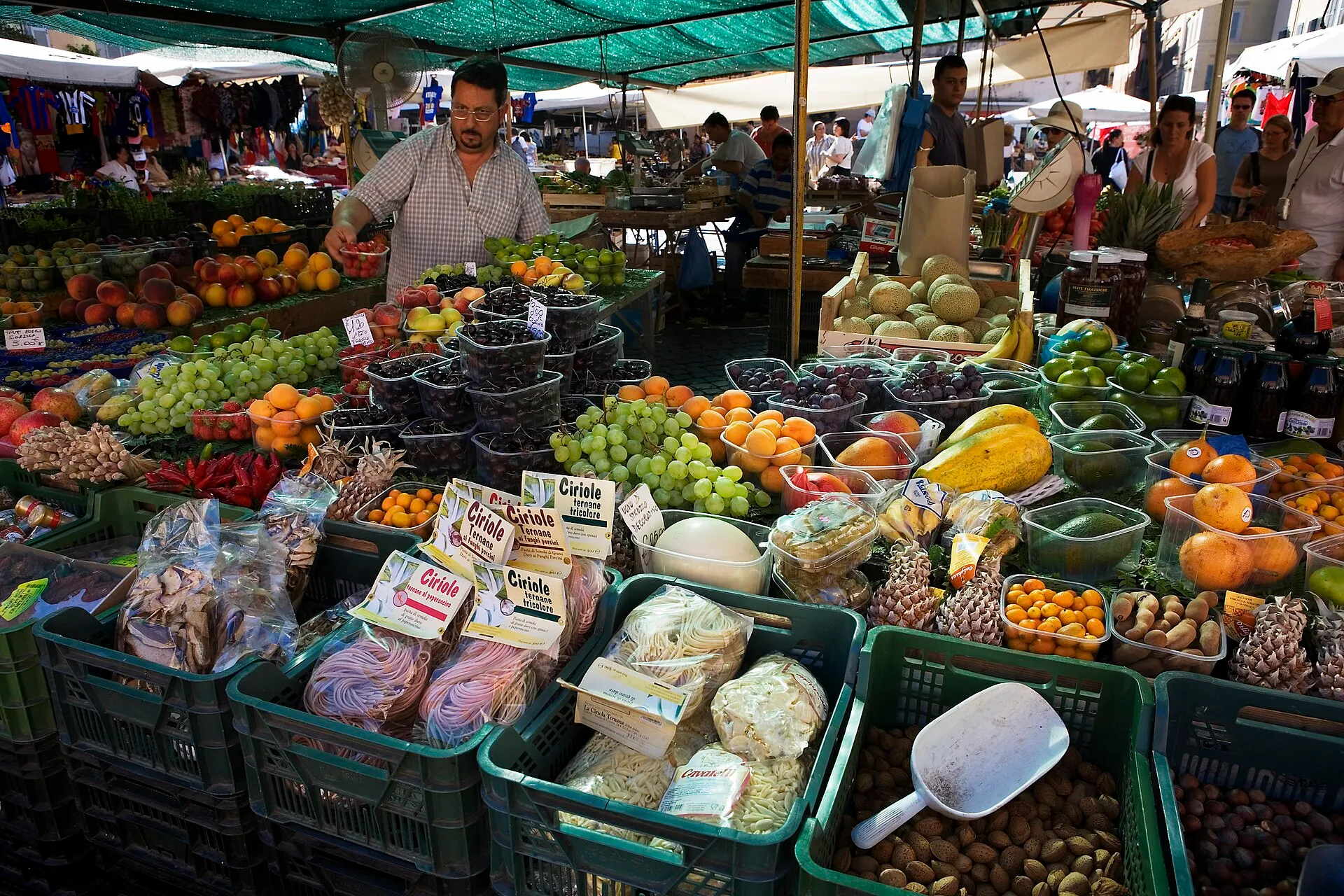 Étal de fruits et de légumes au marché de Campo de' Fiori à Rome