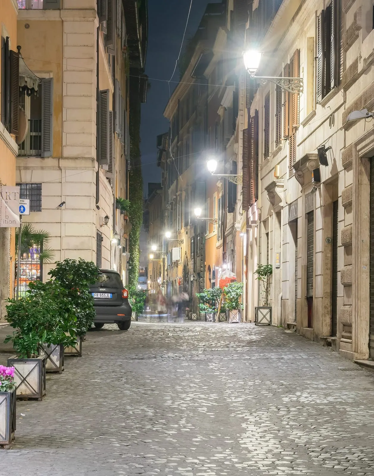 La via dei Coronari, rue du centre historique de Rome bordée de boutiques