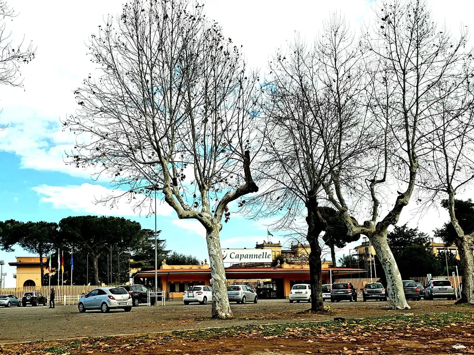 Entrée de l'Ippodromo delle Capannelle à Rome, avec son panneau à l'entrée et son parking