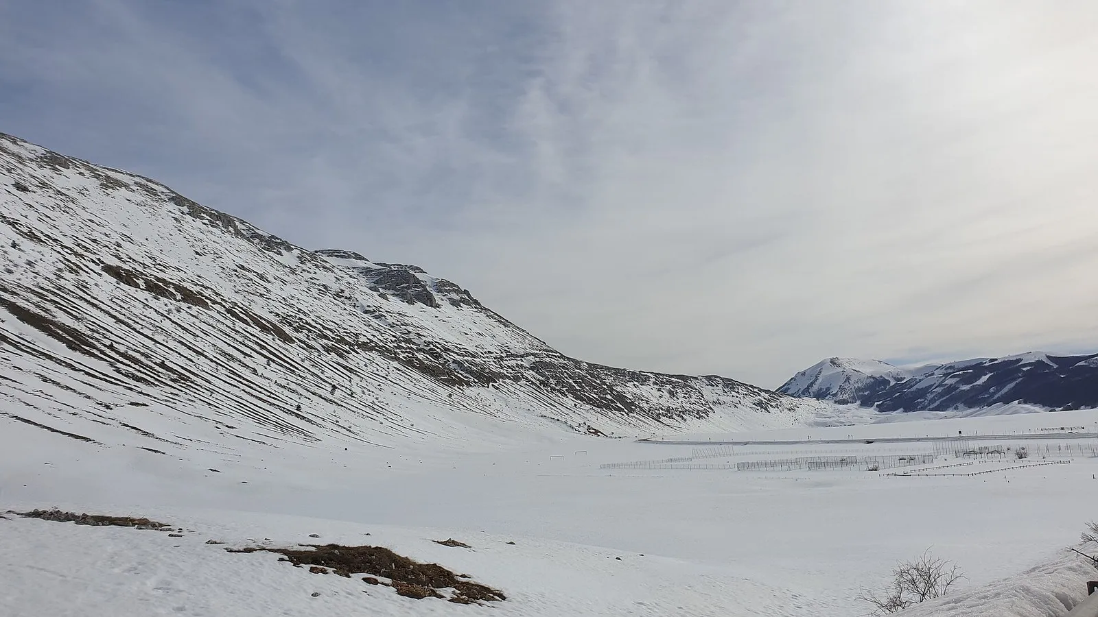 Plaine de Campo Felice sous la neige, entourée des sommets de l'Appennin abruzzais