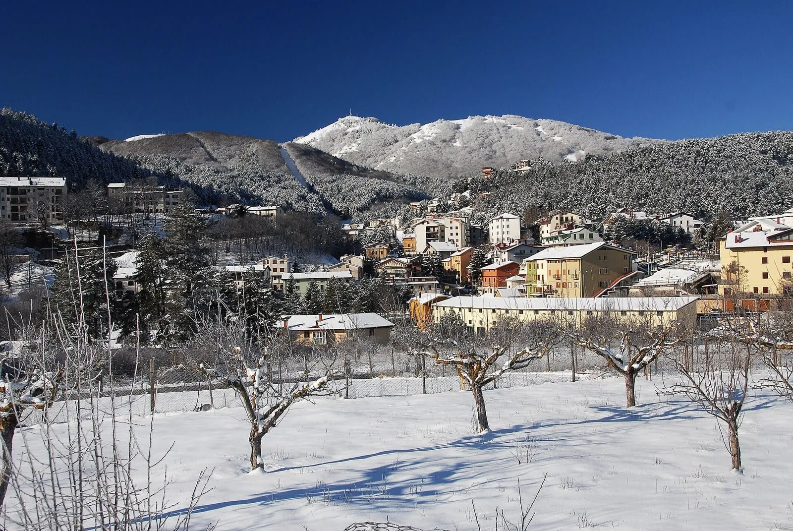 Roccaraso sous la neige en hiver, entre les toits et les rues du village abruzzais