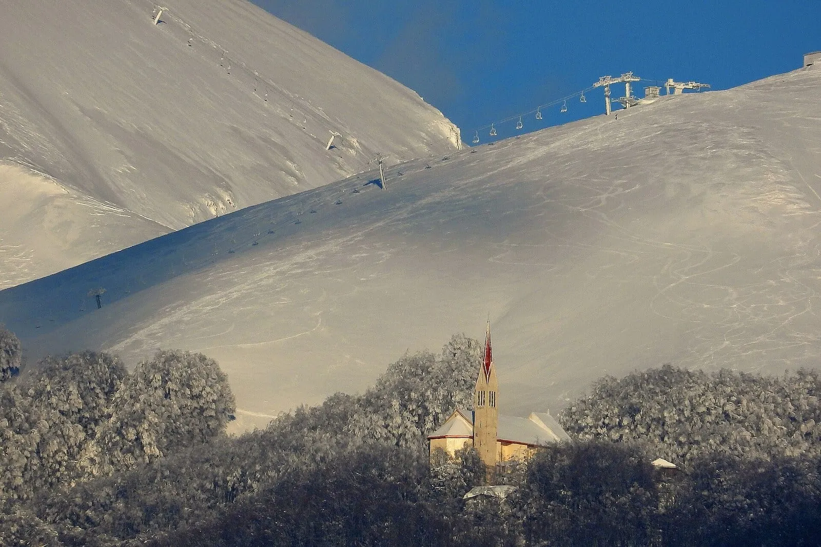 Massif du Terminillo enneigé, vu depuis la plaine de Rieti par une journée d'hiver