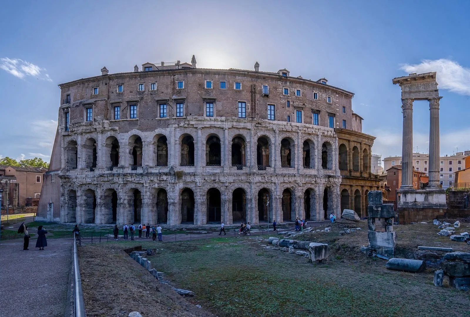Le Teatro di Marcello à Rome, ses deux niveaux d'arcades antiques et, à droite, les colonnes du temple d'Apollon Sosianus