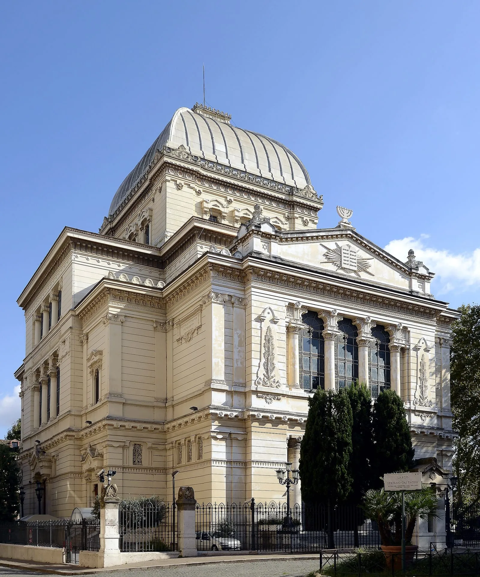La coupole du Tempio Maggiore, la grande synagogue de Rome, au-dessus du quartier du Ghetto