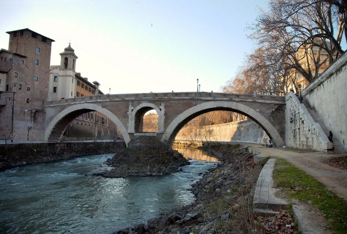 Le pont Fabricius et ses deux arches franchissant le Tibre vers l'île Tibérine, avec la basilique San Bartolomeo en arrière-plan