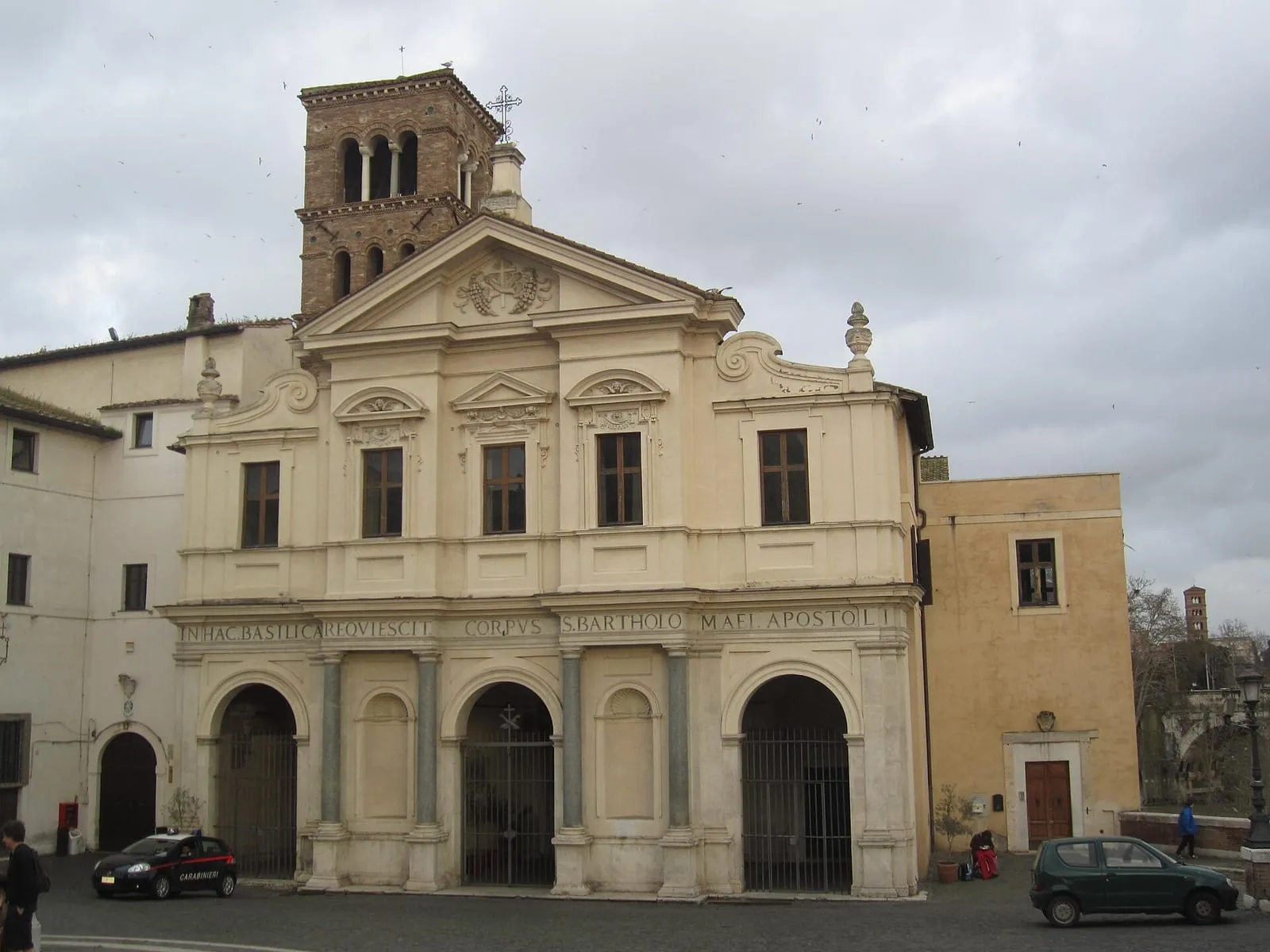 Façade de la basilique San Bartolomeo all'Isola et son clocher roman, sur l'île Tibérine à Rome