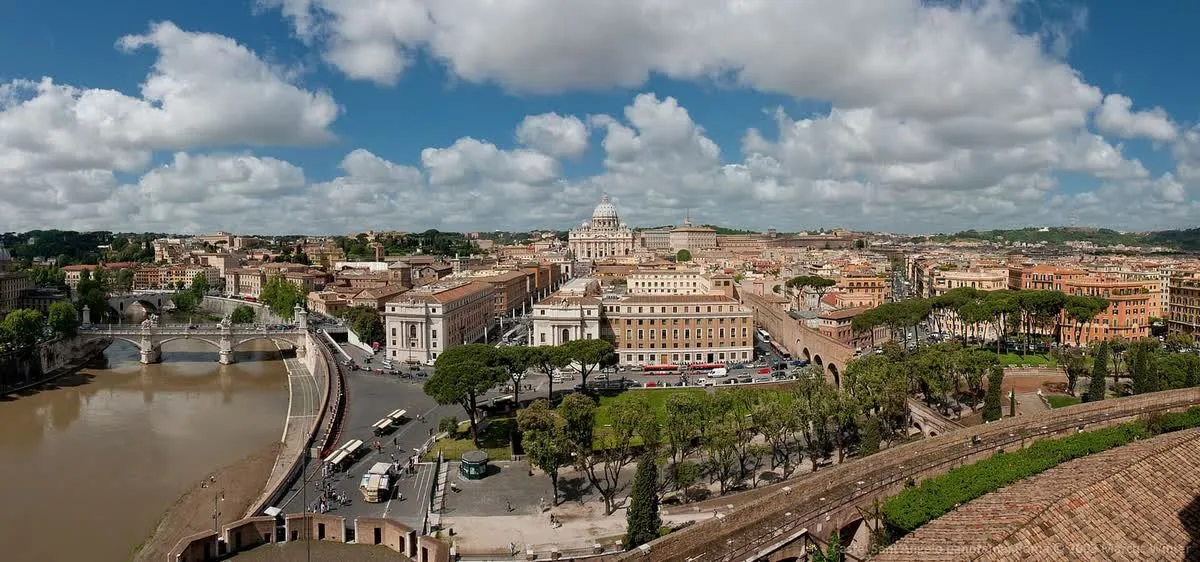 Panorama sur les toits de Rome et sur la coupole de Saint-Pierre, pris depuis les terrasses du château Saint-Ange