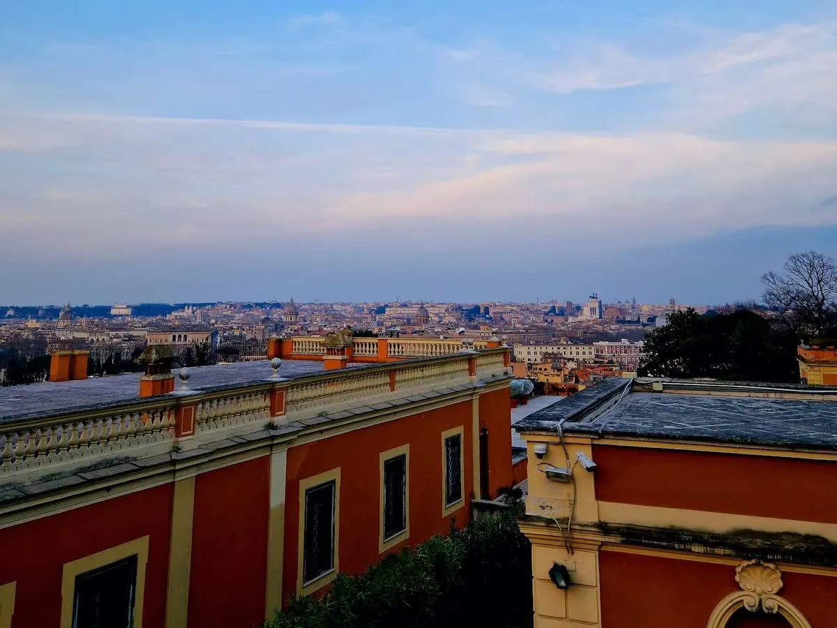 Vue au crépuscule sur les toits ocre du centre de Rome depuis le belvédère du Janicule