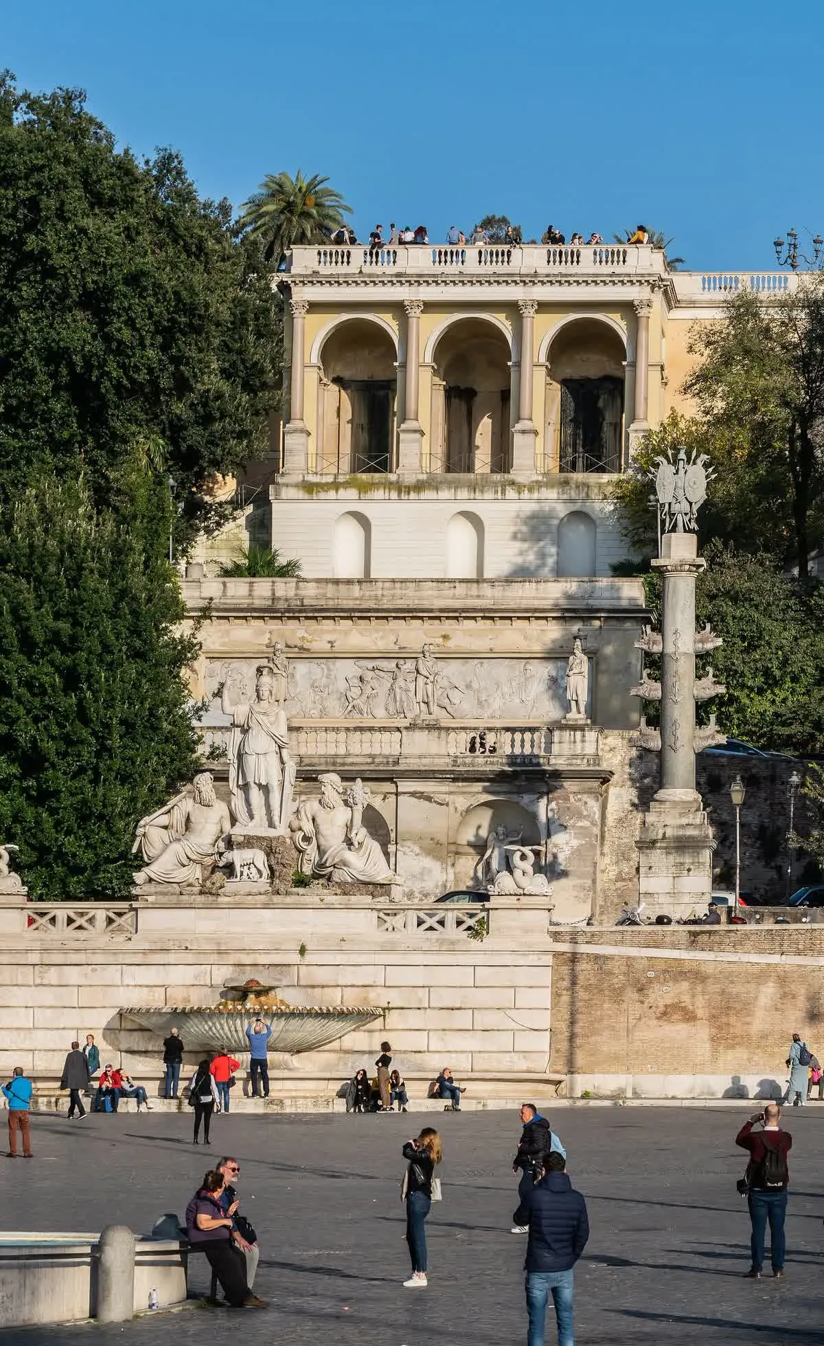 La terrasse du Pincio au-dessus de la Piazza del Popolo, avec ses arcades, sa grande fontaine et les visiteurs installés sur les marches