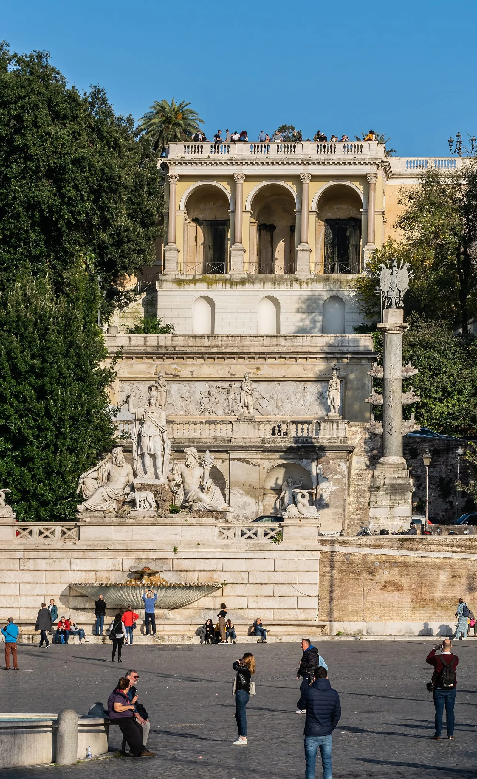 La terrasse du Pincio au-dessus de la Piazza del Popolo, avec ses arcades, sa grande fontaine et les visiteurs installés sur les marches