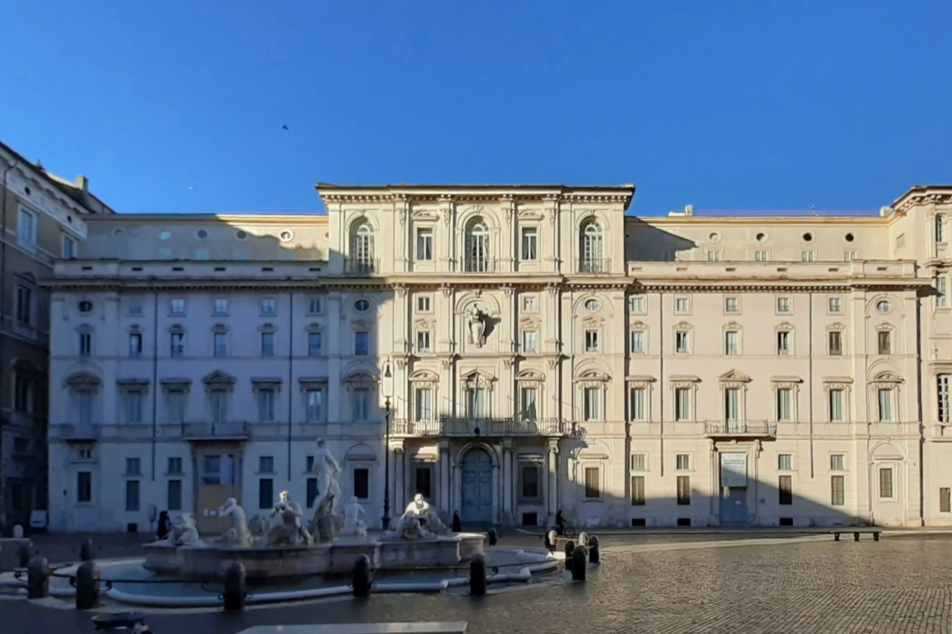 La façade baroque du palais Pamphilj sur la piazza Navona à Rome, son avant-corps central, son balcon et les armoiries de la famille Pamphili, avec la fontaine du Maure au premier plan