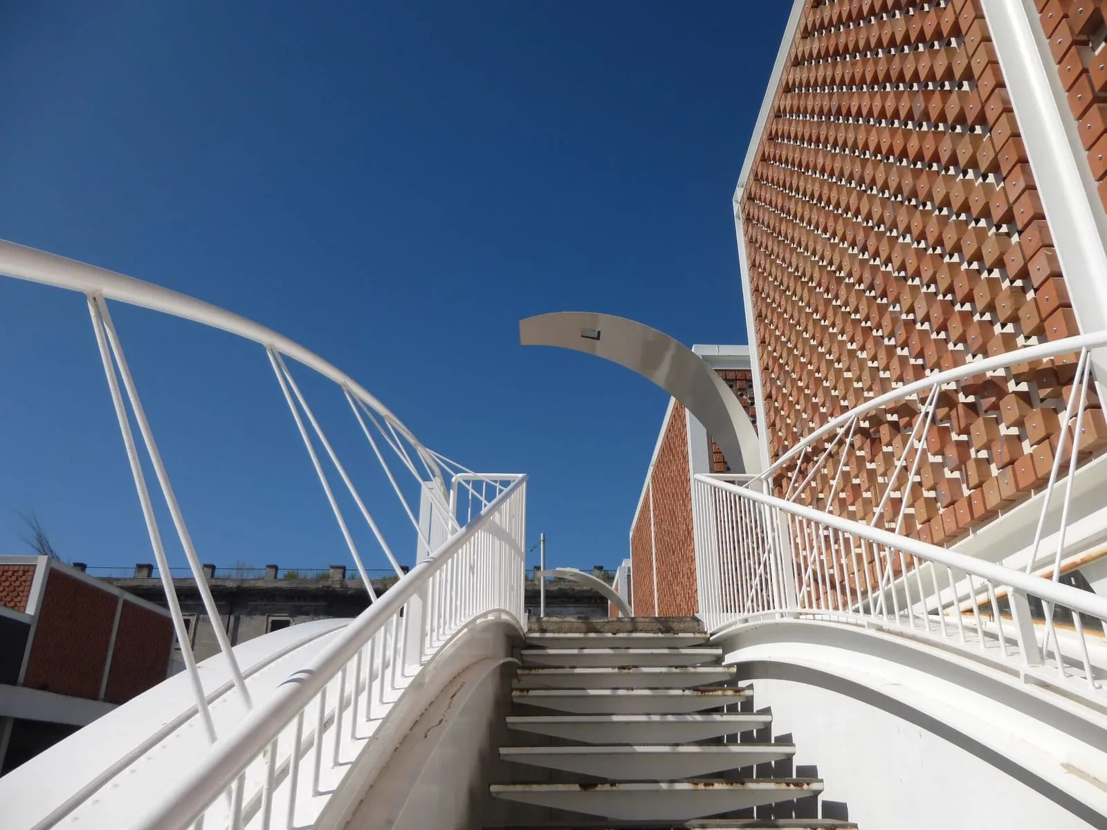 Le nouveau Mercato di Testaccio à Rome : la grande halle couverte au toit en sheds, avec ses étals de produits frais et les immeubles du quartier en arrière-plan