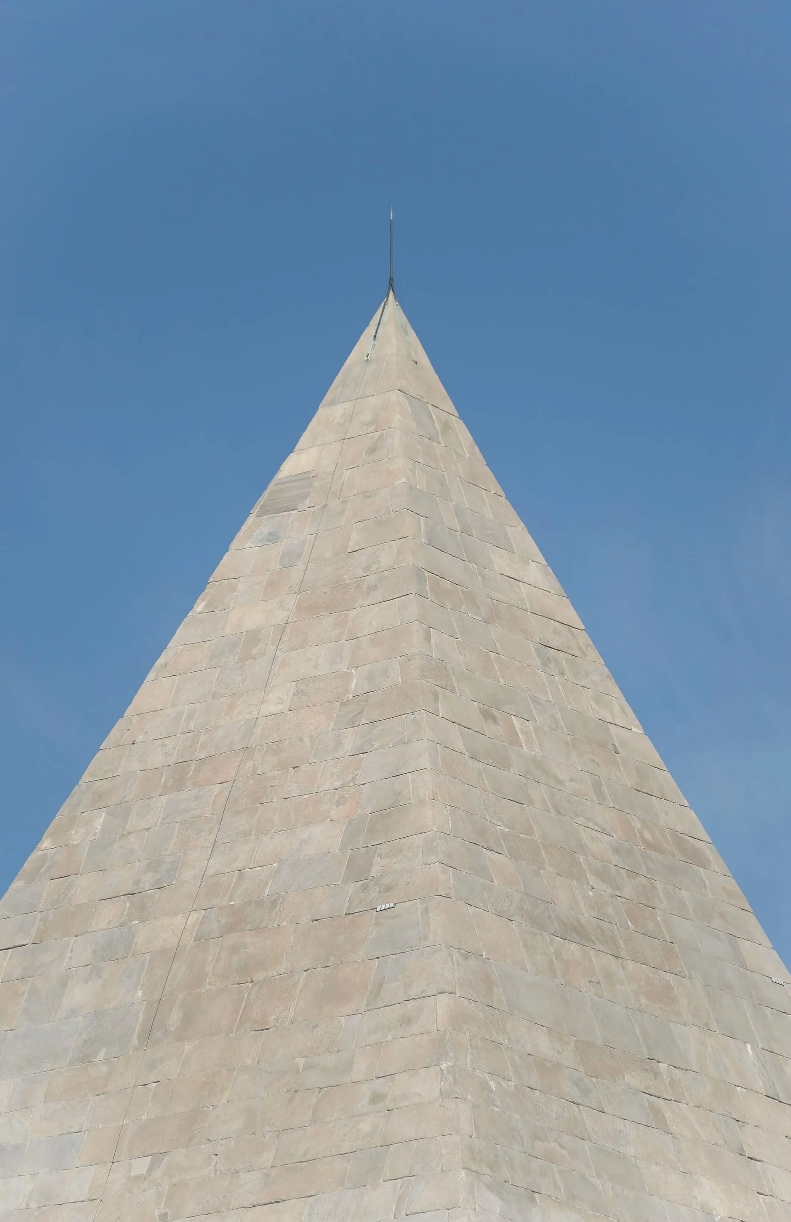 La pyramide de Cestius à Rome, tombeau de Caius Cestius en marbre blanc, surgissant derrière le mur d'Aurélien près de la porta San Paolo