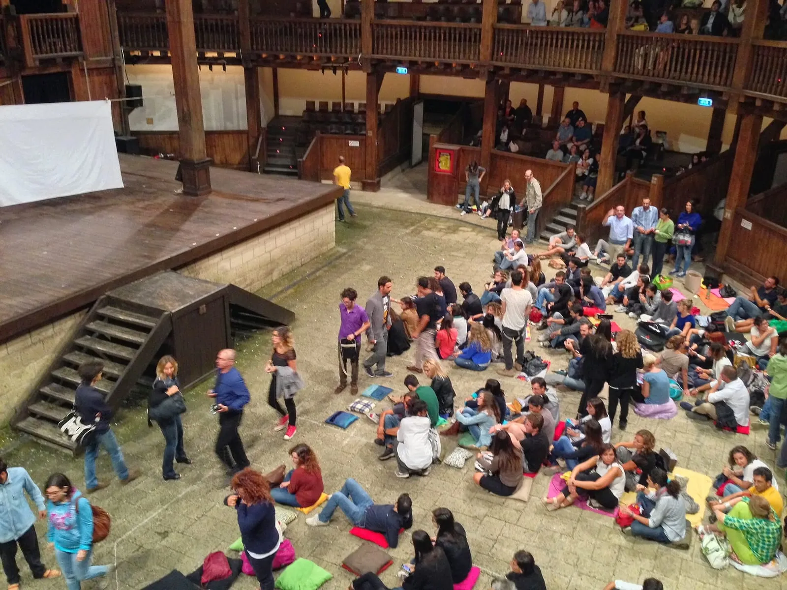 La salle en bois du Silvano Toti Globe Theatre de la villa Borghese, à Rome, avec sa scène et ses gradins en chêne