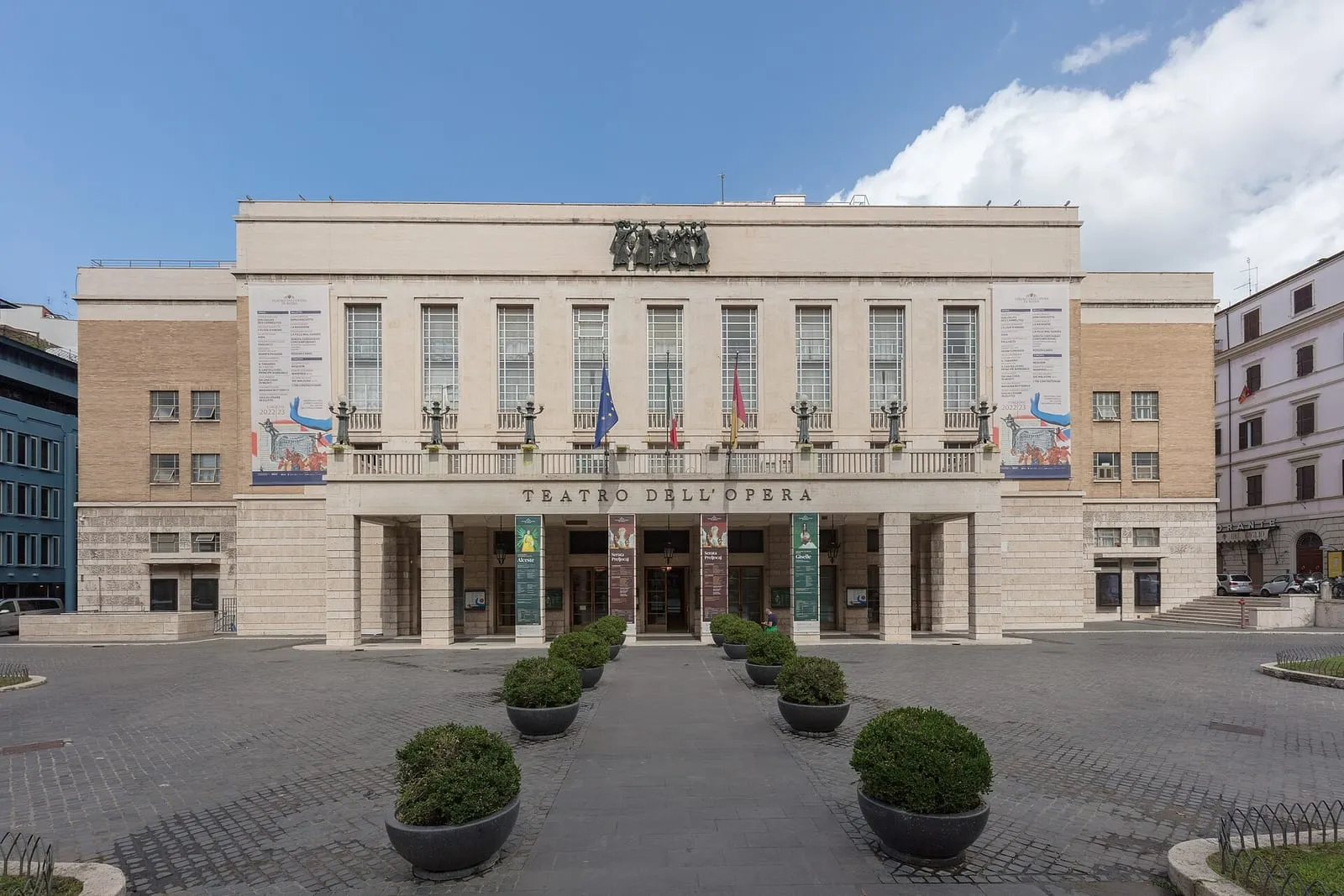 La façade du Teatro dell'Opera di Roma, le Teatro Costanzi, piazza Beniamino Gigli, avec son inscription au fronton