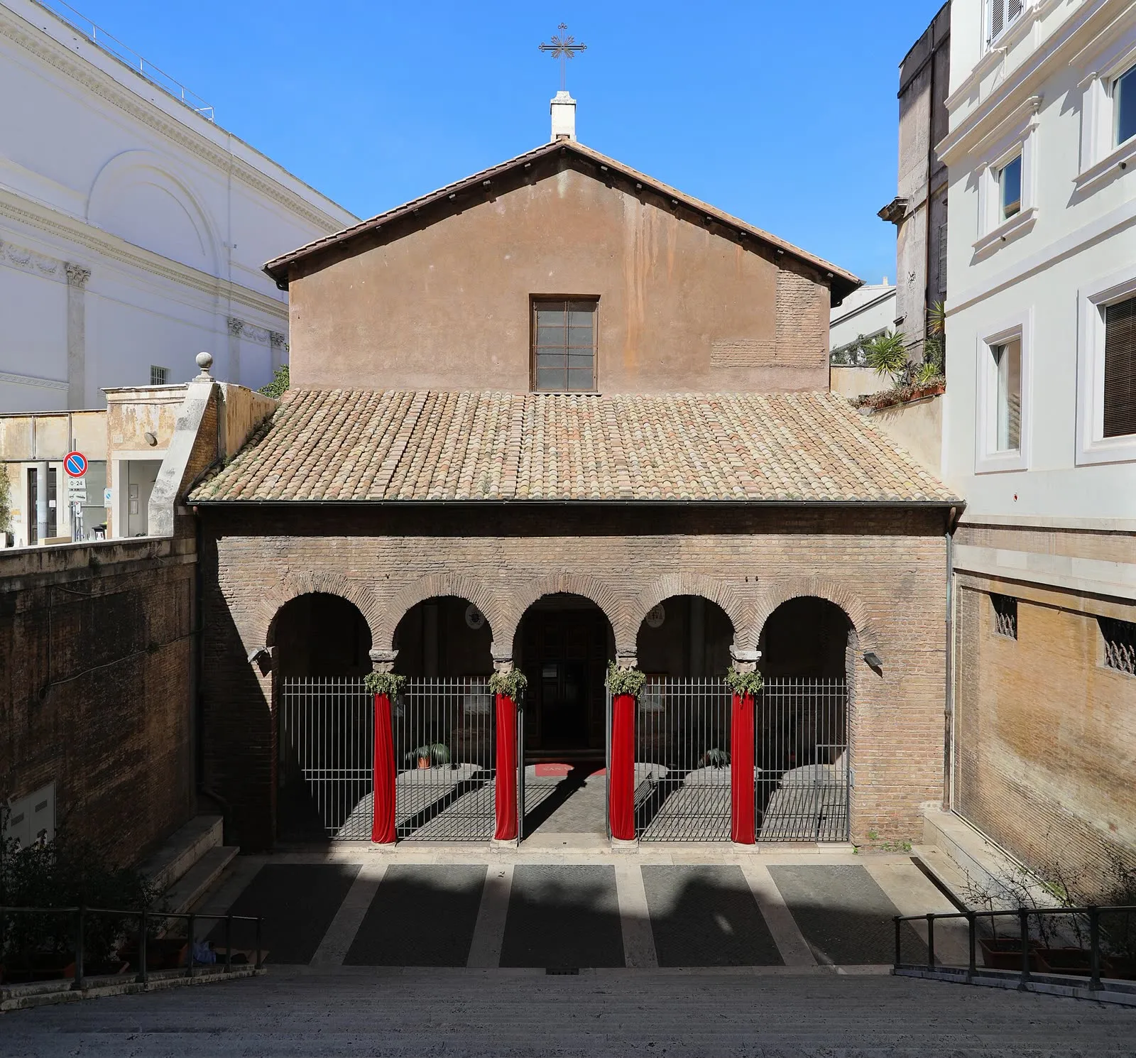 Façade de la basilique San Vitale à Rome, en contrebas de la via Nazionale, précédée de son portique à arcades