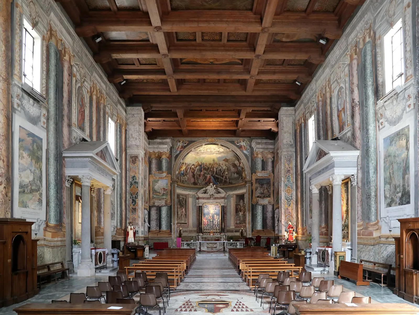 Nef unique de la basilique San Vitale à Rome, murs couverts de fresques et plafond à caissons