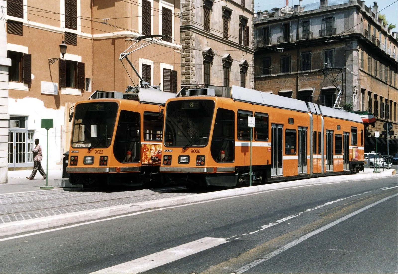 Un tram du réseau romain dans une rue de Rome