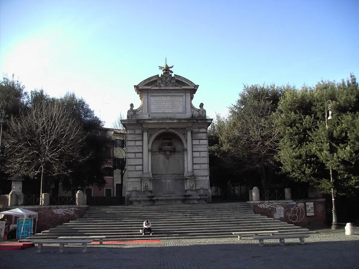 La fontaine monumentale qui ferme la piazza Trilussa, à l'entrée du Trastevere
