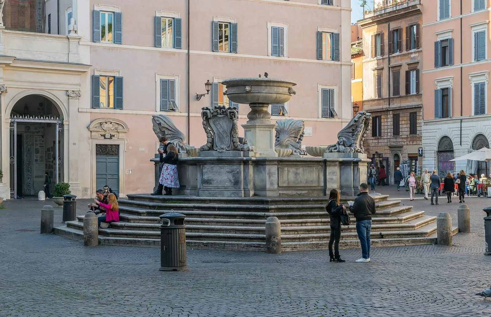 La fontaine de la place Santa Maria in Trastevere, devant la basilique